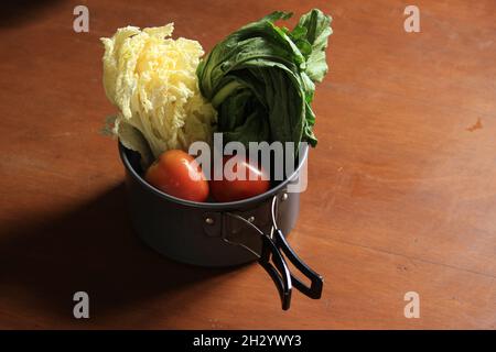 Frische Tomaten, Senfgemüse, Chicorée für Sandwiches und andere Gerichte Stockfoto