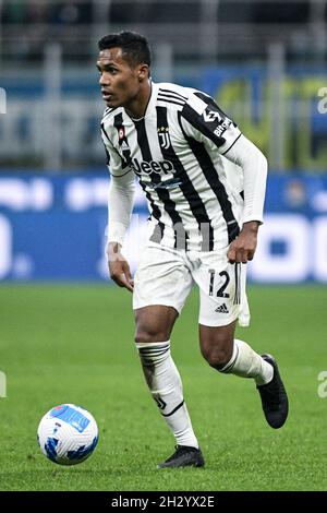 Mailand, Italien - 24. Oktober 2021: Alex Sandro von Juventus kontrolliert den Ball während des Fußballspiels FC Internazionale gegen Juventus in der Serie A im San Siro Stadium Stockfoto