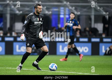 Mailand, Italien - 24. Oktober 2021: Samir Handanovič vom FC Internazionale kontrolliert den Ball während des Fußballspiels FC Internazionale gegen Juventus in der Serie A im San Siro Stadium Stockfoto