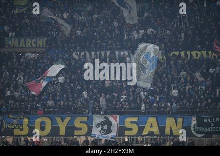 Mailand, Italien - 24. Oktober 2021: Inter-Fans von Curva Nord während des italienischen Fußballmeisterschaftsspiel der Serie A FC Internazionale gegen Juventus im San Siro Stadium Stockfoto