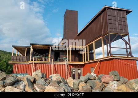 Neufundland, Kanada-Oktober 2021: Der Außenbau eines Hotels mit Schiffscontainern als modularer Aufbau. Stockfoto