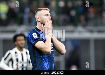 Mailand, Italien - 24. Oktober 2021: Milan Škriniar des FC Internazionale Gesten während des Fußballspiels FC Internazionale gegen Juventus der Serie A im Stadion San Siro Stockfoto