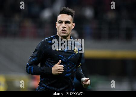 Mailand, Italien - 24. Oktober 2021: Lautaro Martínez vom FC Internazionale erwärmt sich vor dem Spiel der italienischen Fußballmeisterschaft FC Internazionale gegen Juventus in der Serie A im San Siro Stadium Stockfoto