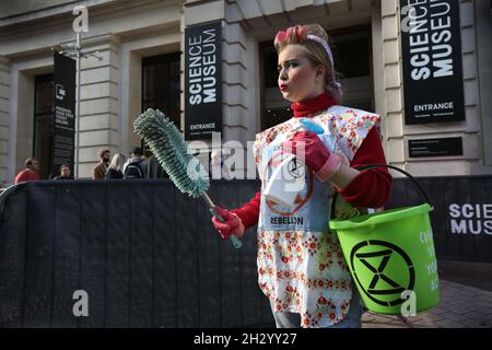 London, Großbritannien. Okt. 2021. Ein Protestler, der während des Extinction Rebellion-Protests als Scrubber gekleidet angesehen wird.Extinction Rebellion bestehen darauf, dass das Science Museum keine Sponsoring-Unterstützung von multinationalen Öl- und Gasunternehmen wie Shell und BP mehr erhält. Durch die Annahme von Sponsoring durch einige der größten Verschmutzer der Welt helfen renommierte Museen ihnen, ihr Image zu reinigen und ihre verheerende planetarische Zerstörung fortzusetzen. Kredit: SOPA Images Limited/Alamy Live Nachrichten Stockfoto