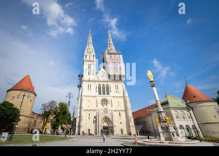 Bild der Kathedrale von Zagreb im Sommer. Die Kathedrale von Zagreb, am Kaptol, ist eine römisch-katholische Kathedrale und nicht nur das höchste Gebäude Stockfoto