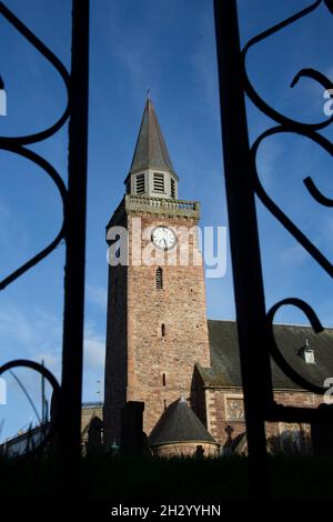 Der Turm der Old High Church durch das Geländer gesehen, Inverness, Schottland, Großbritannien Stockfoto