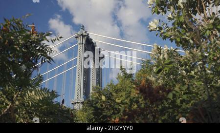 Bild der berühmten Brooklyn Bridge in New York City, aufgenommen von der Küste Brooklyns mit Blick auf Manhattan Stockfoto