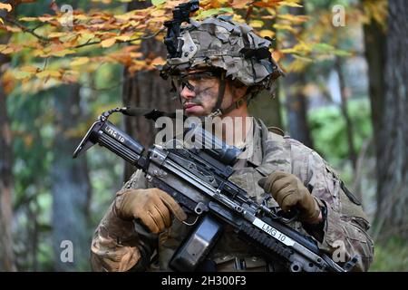 Ein Fallschirmjäger der US-Armee, der dem 54. Brigade-Ingenieur-Bataillon zugewiesen ist, bereitet sich darauf vor, eine Feuerstützung einzurichten, bevor er ein Hindernis durchbricht. Diese Schulung ist Teil der Übung Bayonet Ready 22 am 24. Oktober 2021 im Joint Multinal Readiness Center im Trainingsgebiet Hohenfels. Übung Bayonet Ready 22 ist eine Richtlinie der US Army Southern European Task Force - Africa, die vom 7. Armeeausbildungskommando und der 173. Luftbrigade im Joint Multinary Readiness Center im Hohenfels Training Area, Deutschland, vom 17. Bis 30. Oktober 2021 durchgeführt wird. Der Ex Stockfoto