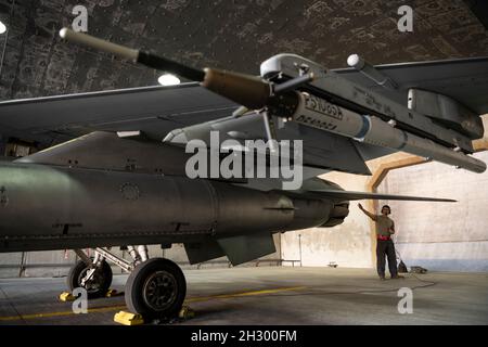 Peter Ho, Senior Airman der US Air Force, 52. Leiter der Crew des Aircraft Maintenance Squadron, führt während der Blue Flag 21 auf der Uvda Air Base, Israel, am 24. Oktober 2021, Vorflugkontrollen an einem F-16C Kampfjet der US Air Force aus dem 480. Jagdgeschwader durch. Die Blaue Flagge ist eine alle zwei Jahre stattfindende, multinationale Übung, die die Verteidigungsfähigkeit Israels in der Region insgesamt erhöhen soll. (USA Air Force Foto von Tech. Sgt. Maeson L. Elleman) Stockfoto