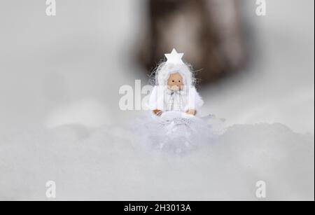weihnachtskarte mit Kopierplatz: Engel im Schnee Stockfoto