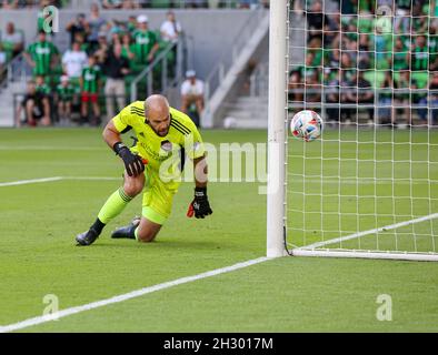 24. Oktober 2021: Houston-Dynamo-Torwart Marko Maric (1) sieht zu, wie der FC Austin-Stürmer Cecilio Dominguez (10) beim MLS-Spiel zwischen dem FC Austin und dem FC Houston Dynamo am 24. Oktober 2021 in Austin, Texas, einen Elfmeterstoß ins Tor schied. (Bild: © Scott Coleman/ZUMA Press Wire) Stockfoto