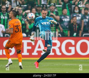 24. Oktober 2021: Der FC Austin Torwart Brad Stuver (41) kommt aus dem Netz, um den Ball während eines MLS-Spiels zwischen dem FC Austin und dem FC Houston Dynamo am 24. Oktober 2021 in Austin, Texas, zu räumen. (Bild: © Scott Coleman/ZUMA Press Wire) Stockfoto