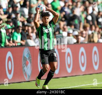 24. Oktober 2021: Cecilio Dominguez (10), FC Austin, bereitet sich vor, während eines MLS-Spiels zwischen dem FC Austin und dem FC Houston Dynamo am 24. Oktober 2021 in Austin, Texas, den Ball einzuwerfen. (Bild: © Scott Coleman/ZUMA Press Wire) Stockfoto