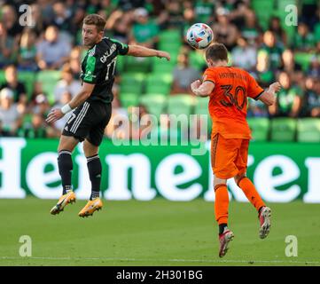 24. Oktober 2021: Houston Dynamo Mittelfeldspieler Ian Hoffmann (30) führt den Ball gegen Jon Gallagher (17), den FC Austin, während eines MLS-Spiels zwischen dem FC Austin und dem FC Houston Dynamo am 24. Oktober 2021 in Austin, Texas. (Bild: © Scott Coleman/ZUMA Press Wire) Stockfoto