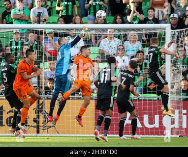 24. Oktober 2021: Austin FC Torwart Brad Stuver (41) schlägt den Ball nach einem Eckstoß während eines MLS-Spiels zwischen Austin FC und Houston Dynamo FC am 24. Oktober 2021 in Austin, Texas. (Bild: © Scott Coleman/ZUMA Press Wire) Stockfoto