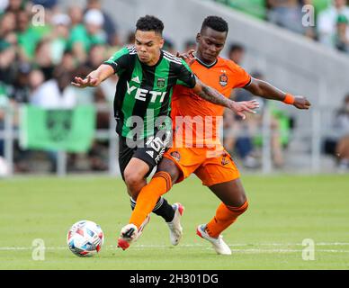 24. Oktober 2021: Houston Dynamo-Stürmer Carlos Darwin Quintero (23) fouls Austin FC Mittelfeldspieler Daniel Pereira (15) während eines MLS-Spiels zwischen dem FC Austin und dem FC Houston Dynamo am 24. Oktober 2021 in Austin, Texas. (Bild: © Scott Coleman/ZUMA Press Wire) Stockfoto