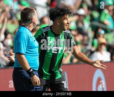 24. Oktober 2021: Cecilio Dominguez (10), FC Austin, plädiert bei einem MLS-Spiel zwischen dem FC Austin und dem FC Houston Dynamo am 24. Oktober 2021 in Austin, Texas, für seinen Fall bei einem Spielbeamten. (Bild: © Scott Coleman/ZUMA Press Wire) Stockfoto