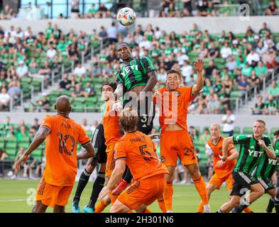 24. Oktober 2021: Jhohan Romana (3), Verteidiger des FC Austin, springt beim MLS-Spiel zwischen dem FC Austin und dem FC Houston Dynamo am 24. Oktober 2021 in Austin, Texas, um den Ball in die Ecke zu werfen. (Bild: © Scott Coleman/ZUMA Press Wire) Stockfoto