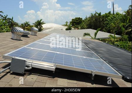 Nahaufnahme Renovierungsprojekt Solar PV und Solar Pool Warmwasserbereitung Stockfoto