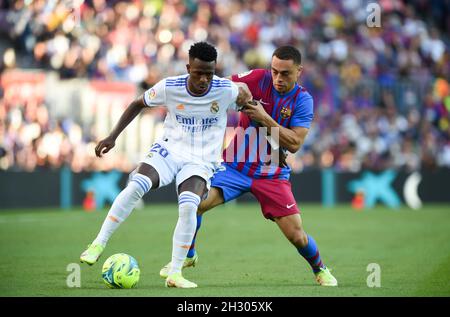 Barcelona, Spanien. Okt. 2021. Barcelonas Sergeo Dest (R) steht am 24. Oktober 2021 in Barcelona, Spanien, vor dem spanischen Fußballspiel der ersten Liga zwischen dem FC Barcelona und Real Madrid, dem Vinicius Jr. von Real Madrid. Kredit: Gustavo Valiente/Xinhua/Alamy Live Nachrichten Stockfoto