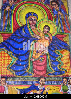 Ein Wandgemälde der Axum Kathedrale in Äthiopien, das eine schwarze Madonna mit Kind zeigt Stockfoto