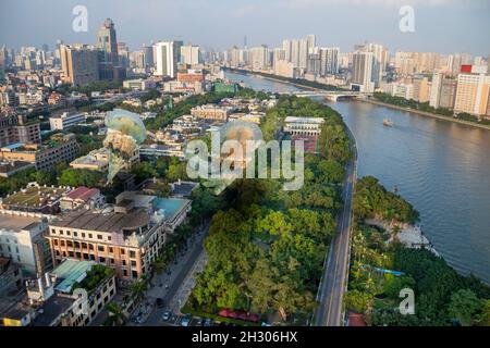 Digital hinzugefügte Quallen schweben über der Stadt Guangzhou und dem Fluss Zhujiang in China. Stockfoto