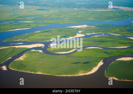 Luftaufnahme der Nord-Yakutien-Taiga und Tundra-Landschaften vom Flugzeug aus Stockfoto