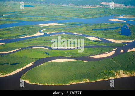 Luftaufnahme der Nord-Yakutien-Taiga und Tundra-Landschaften vom Flugzeug aus Stockfoto