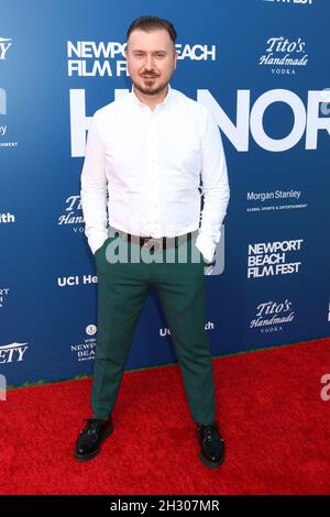 LOS ANGELES - Okt 24: Aaron Bear beim 22. Jährlichen Newport Beach Film Festival präsentiert Festival Honours & Variety's 10 Schauspieler, die am 24. Oktober 2021 im Balboa Bay Club in Newport Beach, CA, zu sehen sind Stockfoto