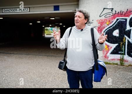 Ludwigshafen, Deutschland. September 2021. Helmut van der Buchholz, Stadtführer von 'Deutschlands hässlichsten Stadtführungen', steht bei einer Führung durch die Innenstadt vor einer Unterführung. Quelle: Uwe Anspach/dpa/Alamy Live News Stockfoto