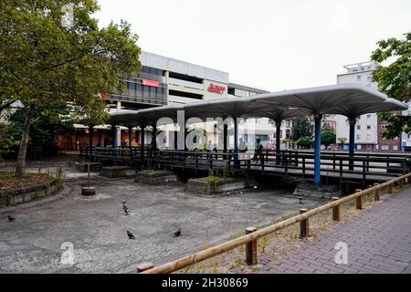 Ludwigshafen, Deutschland. September 2021. Eine Brücke führt über eine abgelassene Wasserfläche am Rathaus-Center. (To dpa-KORR 'Humor statt Bosheit: Ludwigshafen zeigt den Besuchern die 'hässliche Seite') Quelle: Uwe Anspach/dpa/Alamy Live News Stockfoto