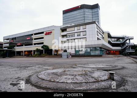 Ludwigshafen, Deutschland. September 2021. Vor dem Rathaus-Center liegt eine abgelassene Wasseroberfläche. (To dpa-KORR 'Humor statt Bosheit: Ludwigshafen zeigt den Besuchern die 'hässliche Seite') Quelle: Uwe Anspach/dpa/Alamy Live News Stockfoto