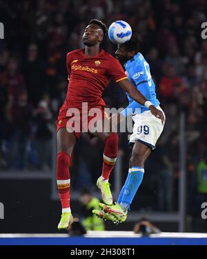 Rom. Okt. 2021. Roma's Tammy Abraham (L) spielt mit Napolis Andre Zambo Anguissa während eines Fußballspiels zwischen Roma und Neapel in Rom, Italien, am 24. Oktober 2021. Quelle: Augusto Casasoli/Xinhua/Alamy Live News Stockfoto