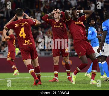 Rom. Okt. 2021. Roma-Spieler reagieren während eines Fußballspiels der Serie A zwischen Roma und Neapel in Rom, Italien, am 24. Oktober 2021. Quelle: Augusto Casasoli/Xinhua/Alamy Live News Stockfoto