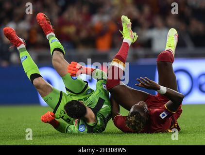 Rom. Okt. 2021. Roma's Tammy Abraham (R) und Napoli's David Ospina (L) fallen während eines Serie-A-Fußballspiels zwischen Roma und Napoli in Rom, Italien, am 24. Oktober 2021. Quelle: Augusto Casasoli/Xinhua/Alamy Live News Stockfoto