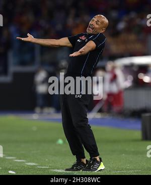 Rom. Okt. 2021. Napoli-Cheftrainer Luciano Spalletti Gesten während eines Serie-A-Fußballspiels zwischen Roma und Napoli in Rom, Italien, am 24. Oktober 2021. Quelle: Augusto Casasoli/Xinhua/Alamy Live News Stockfoto