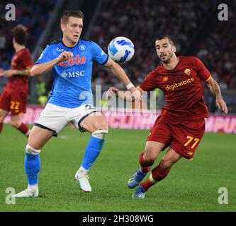 Rom. Okt. 2021. Romas Henrikh Mkhitaryan (R) spielt mit Napoli's Piotr Zielinski während eines Fußballspiels der Serie A zwischen Roma und Neapel in Rom, Italien, am 24. Oktober 2021. Quelle: Augusto Casasoli/Xinhua/Alamy Live News Stockfoto