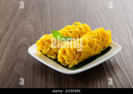 Roti Jala oder Spitzenpfannkuchen ist malaysisches traditionelles Essen, ein beliebter malaiischer Snack, der mit einem Angebot an Gerichten aus dem Gebiet des „Currys“ serviert wird Stockfoto