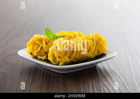 Roti Jala oder Spitzenpfannkuchen ist malaysisches traditionelles Essen, ein beliebter malaiischer Snack, der mit einem Angebot an Gerichten aus dem Gebiet des „Currys“ serviert wird Stockfoto