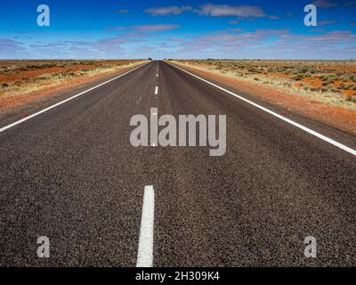 Der Stuart Highway nördlich von Coober Pedy, Südaustralien Stockfoto