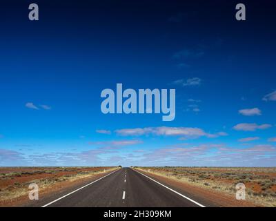 Der Stuart Highway nördlich von Coober Pedy, Südaustralien Stockfoto