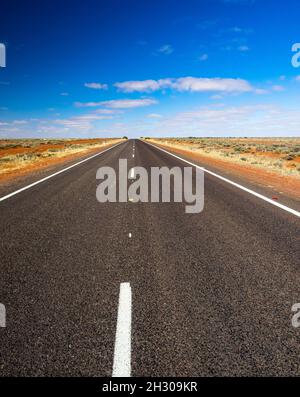 Der Stuart Highway nördlich von Coober Pedy, Südaustralien Stockfoto