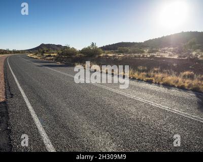 Stuart Highway in der Nähe von Mt Breaten, südlich von Alice Springs, Zentralaustralien Stockfoto