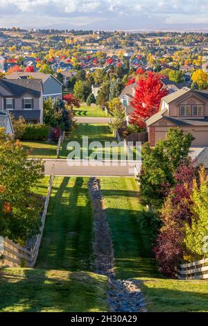 Colorado Living. Centennial, Colorado - Denver Metro-Bereich Wohngebiet Herbstpanorama mit Blick auf die Front Range Berge in der Ferne Stockfoto