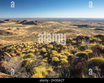 Blick nach Norden auf den Sonnenaufgang vom NE-Rücken des Mt. Zeil/Urlatherrke, West MacDonnell Ranges, Northern Territory. Stockfoto