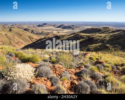 Blick nach Norden entlang des NE-Rückens des Mt. Zeil/Urlatherrke, West MacDonnell Ranges, Northern Territory. Stockfoto