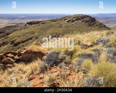 Blick nach Norden entlang des NE-Rückens des Mt. Zeil/Urlatherrke, West MacDonnell Ranges, Northern Territory. Stockfoto