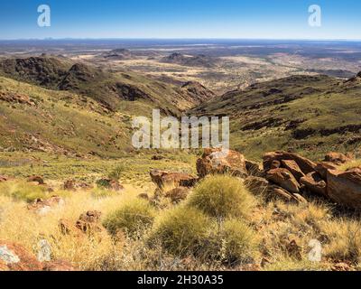 Blick nach Norden vom NE-Rücken des Mt. Zeil / Urlatherrke, West MacDonnell Ranges, Northern Territory. Stockfoto