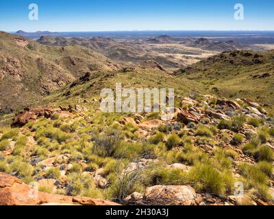 Blick nach Norden vom NE-Rücken des Mt. Zeil / Urlatherrke, West MacDonnell Ranges, Northern Territory. Stockfoto