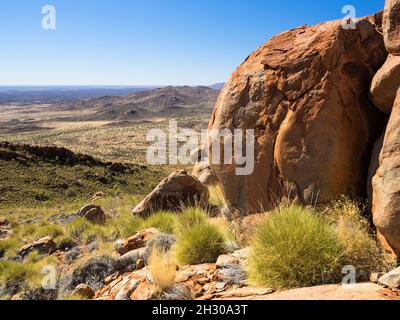 Sandsteinfelsen auf dem NE-Rücken des Mt. Zeil/Urlatherrke, West MacDonnell Ranges, Northern Territory. Stockfoto